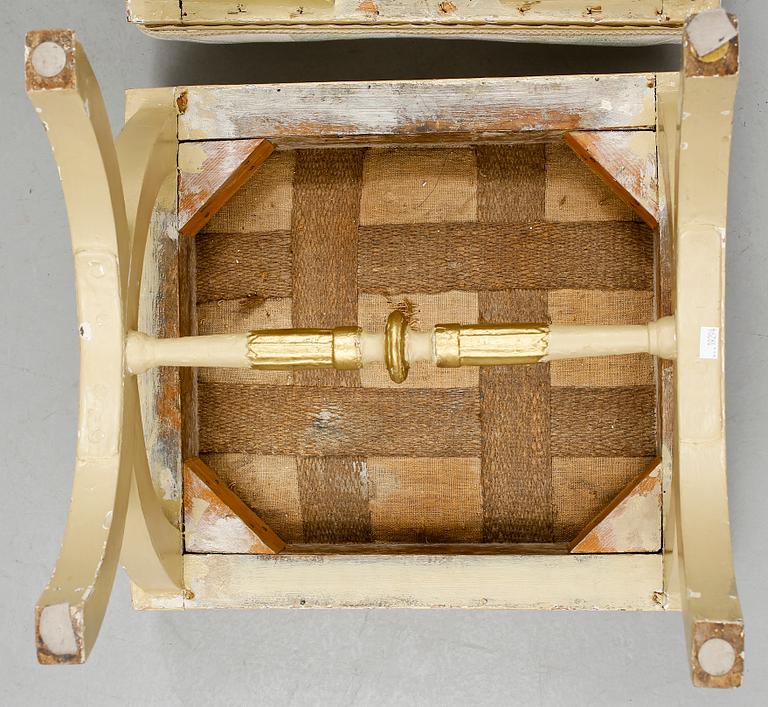 TABURETTER, ett par, sengustavianska, omkring år 1800.