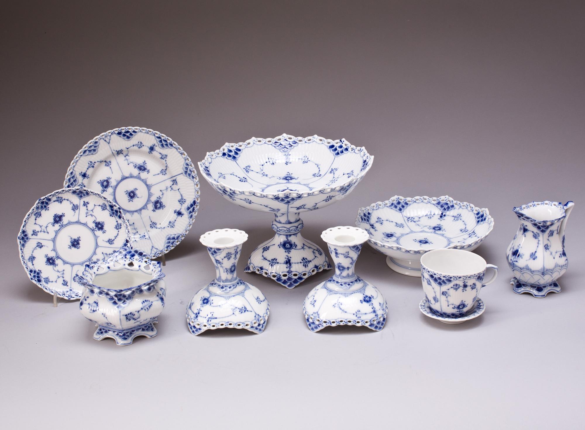 SERVISDELAR, "Musselmalet", 44 delar + 9 askfat, Royal Copenhagen, Danmark.