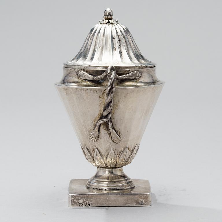 AN EMPIRE STYLE SILVER URN, around 1810-1820. Unclear hallmarks. Weight 304 g.