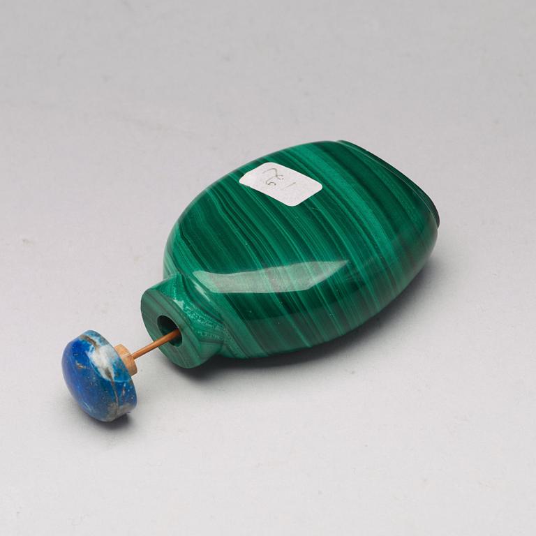 Two Chinese snuff bottles, Qing dynasty, 19th Century.