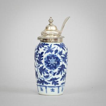 SENAPSBURK med SKED, porslin och silver, Kina/England 1900-tal.