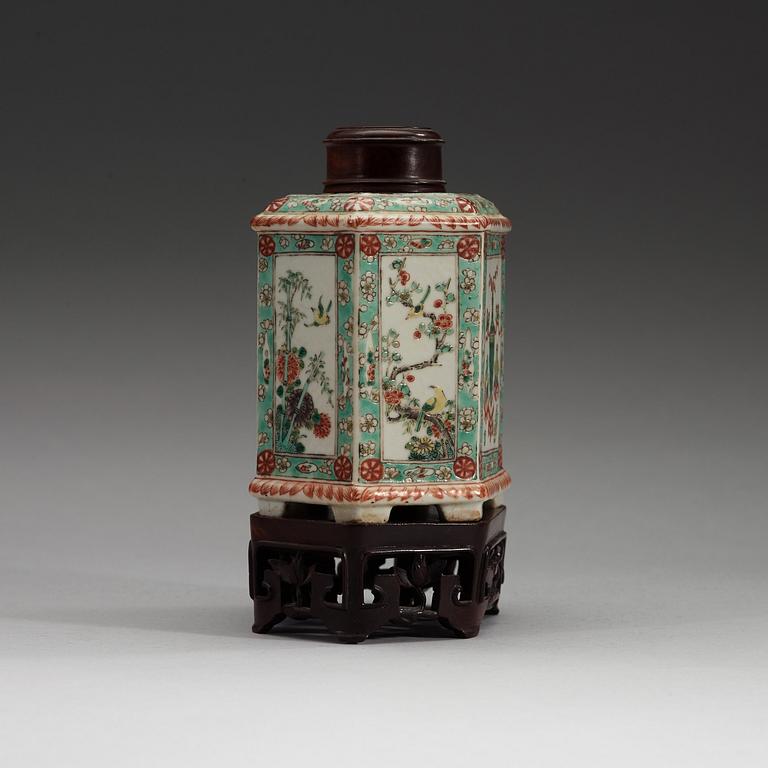 A famille verte teapot, Qing dynasty, 19th Century.