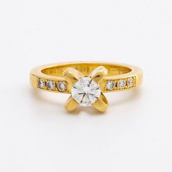 RING 18K gold w brilliant-cut diamonds, centre stoen approx 0,50 ct approx H-I VS, and smaller stones approx 0,15 ct in.