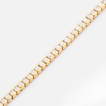 A Van Cleef & Arpels tennis bracelet in 18K gold set with round brilliant-cut diamonds.