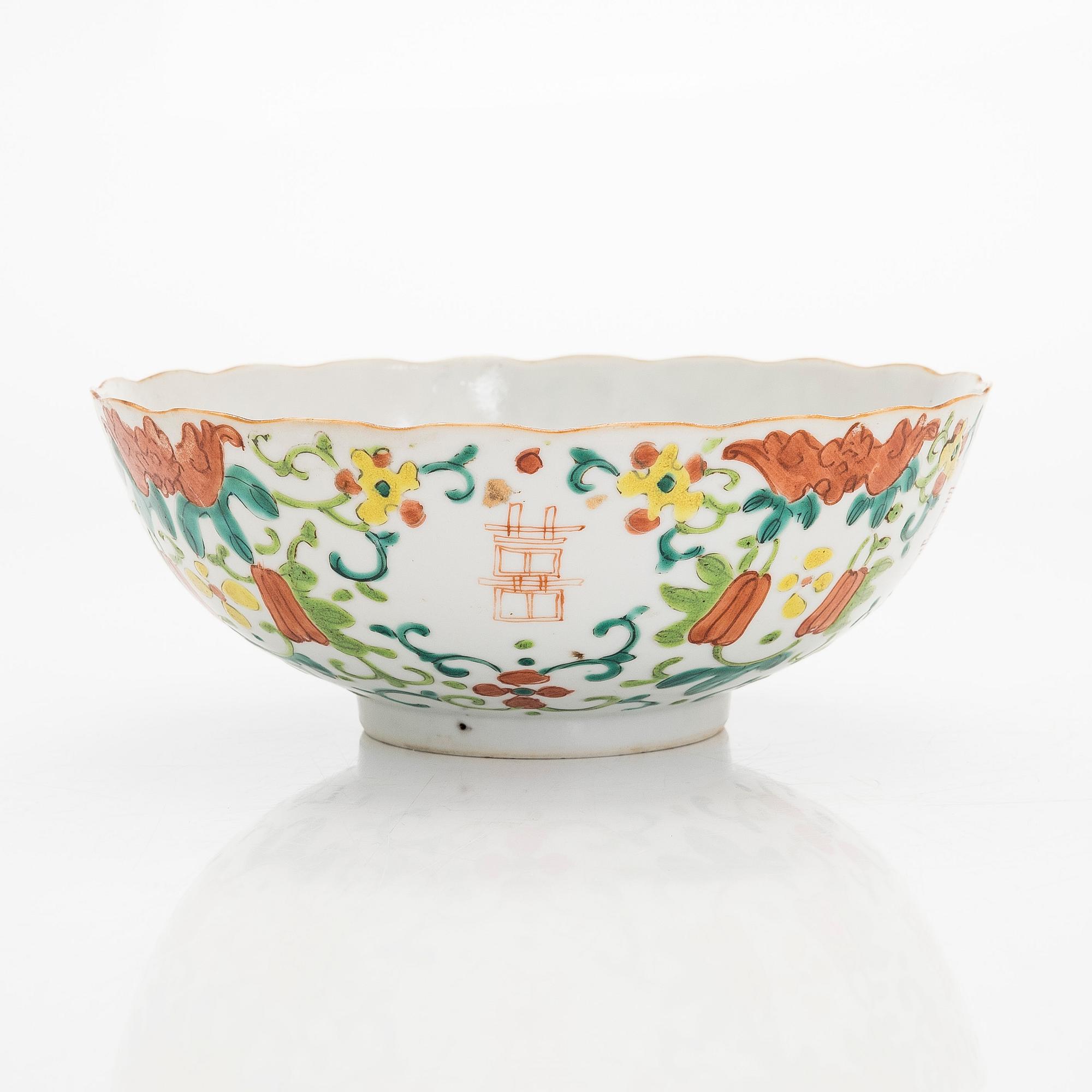 A set of five Chinese porcelain bowls, early 20th century.