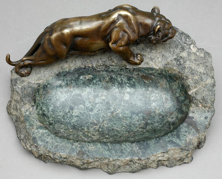 OKÄND KONSTNÄR, skulptur med skål, brons och sten, signerad Titze, 1900-talets första hälft.