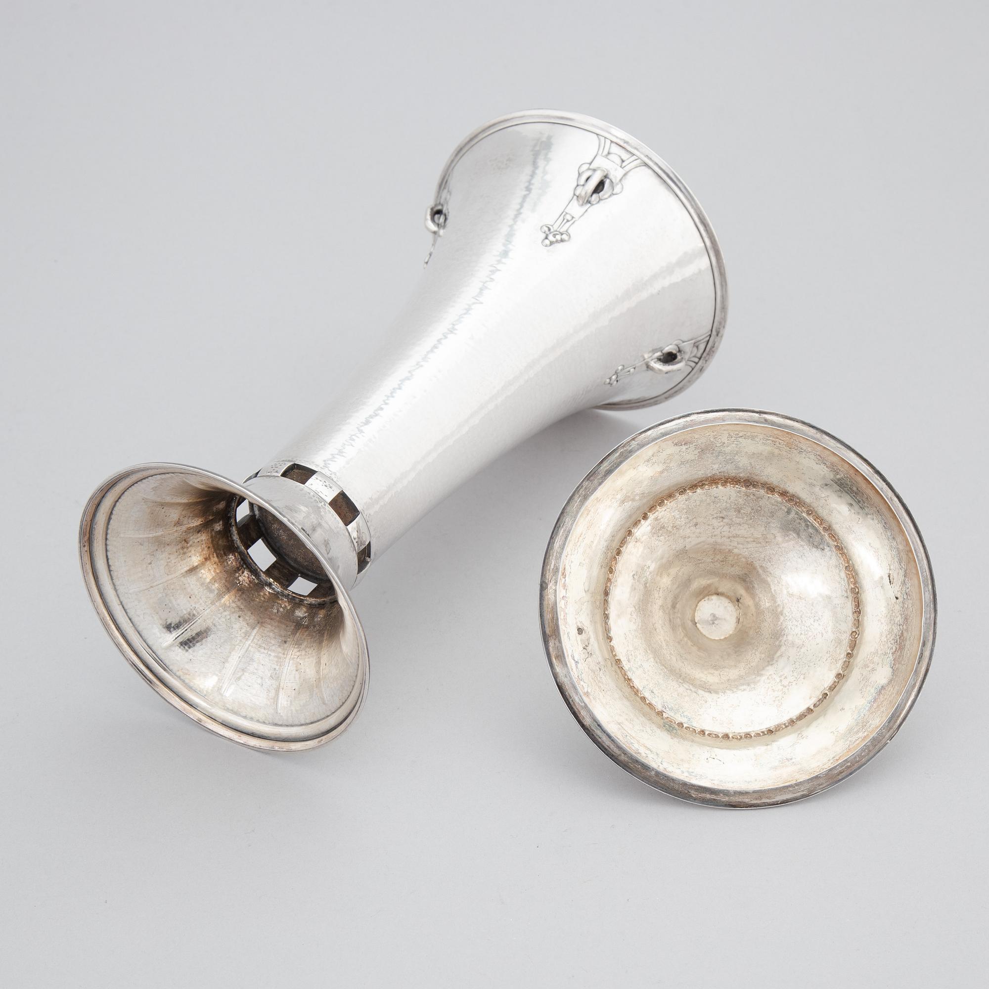 Pokal med lock, silver, 1900-tal, stämplad EM O Möller.