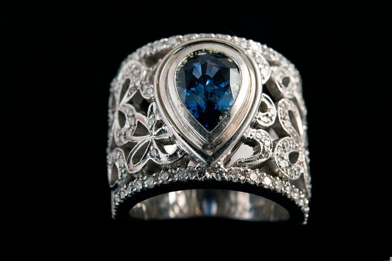 SORMUS, pisarahiottu safiiri n. 3.80 ct briljanttihiottuja timantteja n. 1.10 ct H/si. 18K valkokultaa. Paino 24 g.