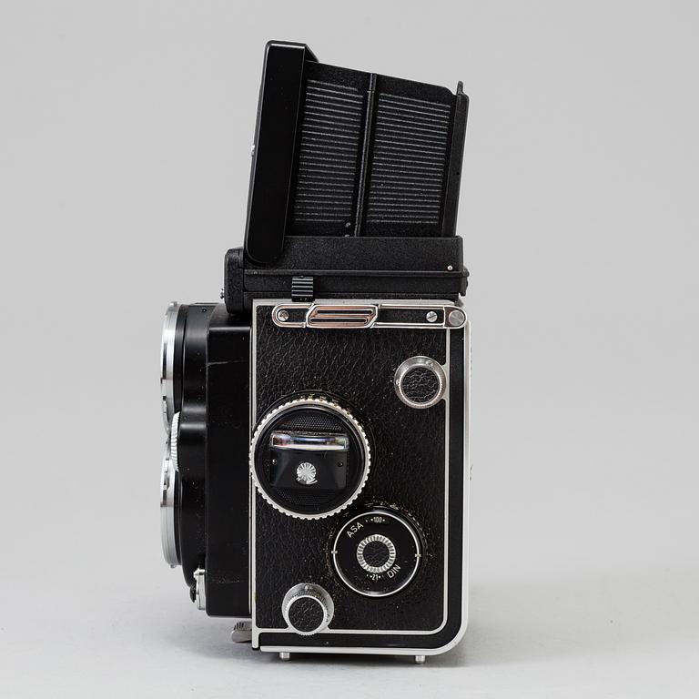 Rolleiflex 2,8 F camera with Xenotar 1:2,8/80 no 2958459, Germany, 1956-59. With original box.