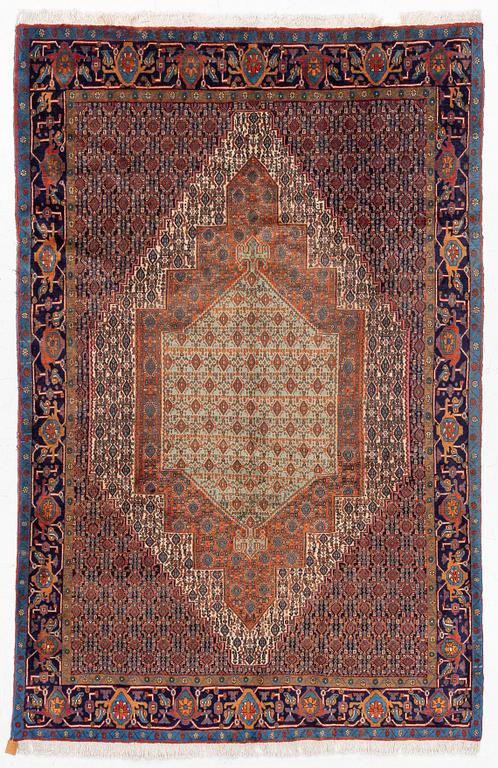 A Senneh carpet approx. 305 x 196 cm.