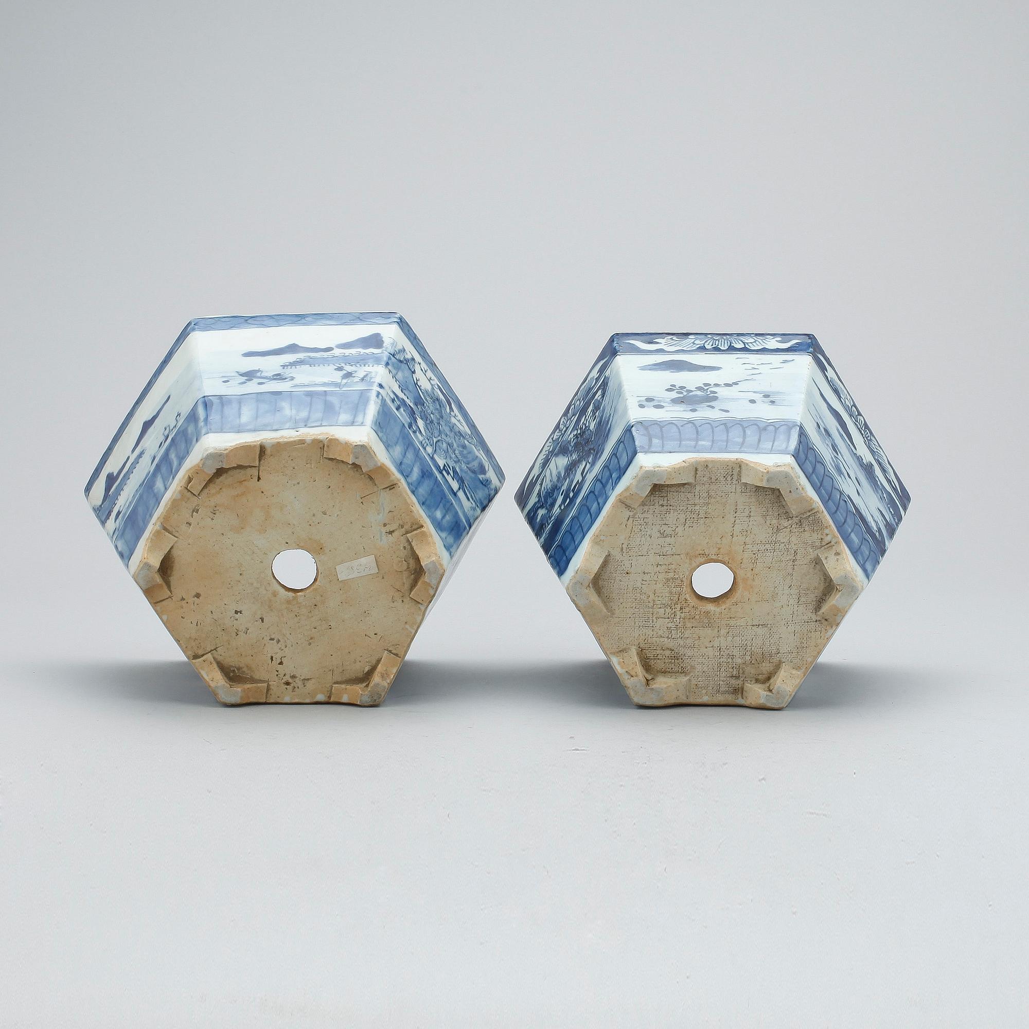 YTTERFODER, 2 st. Porslin, Kina 1900-tal.