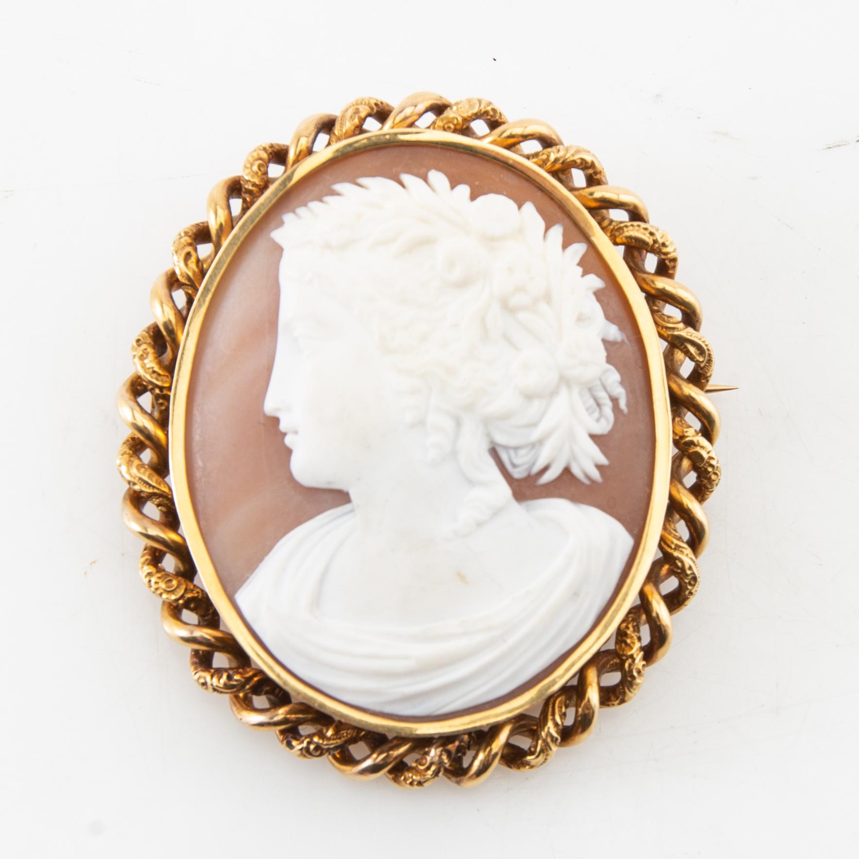 Brooch, 18K gold with cameo.