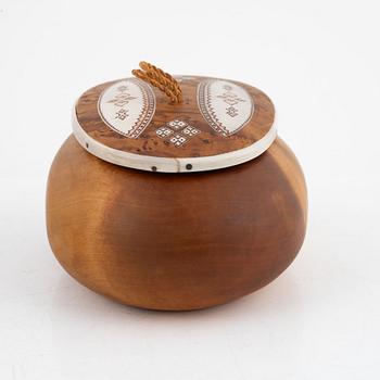 Anders Sunna, a birch wood box10 cm. with lid decorated with engraved panels of reindeer horn.