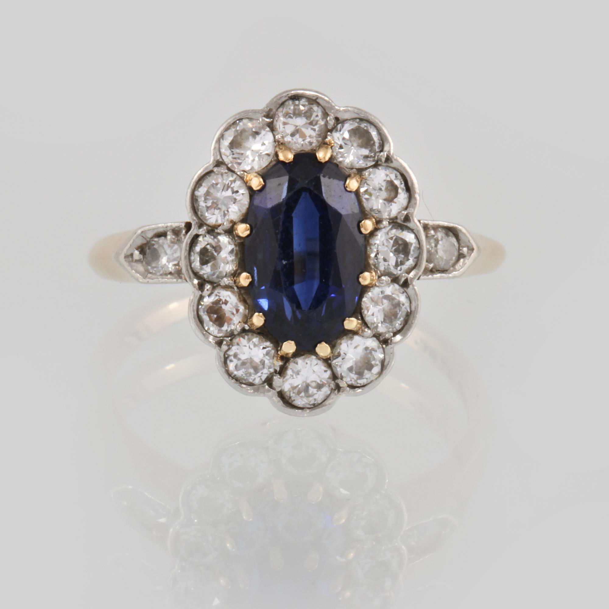 RING, 18K guld med ovalslipad blå safir samt 14 briljantslipade diamanter, importstämplad. Vikt 4,4 gram.