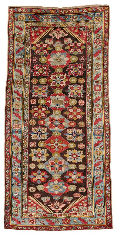 MATTA, antik Karabagh kelly, omkring 1870-1890, ca 330 x 157 cm (samt en kortsida med 1-3 cm slätväv).