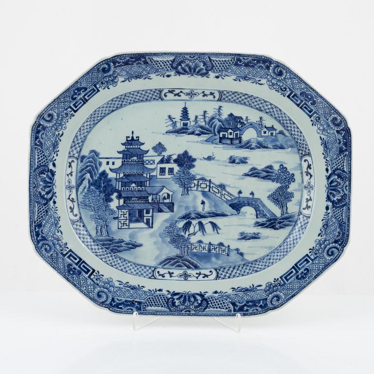 Stekfat, porslin, Kina, Qianlong (1736-95).