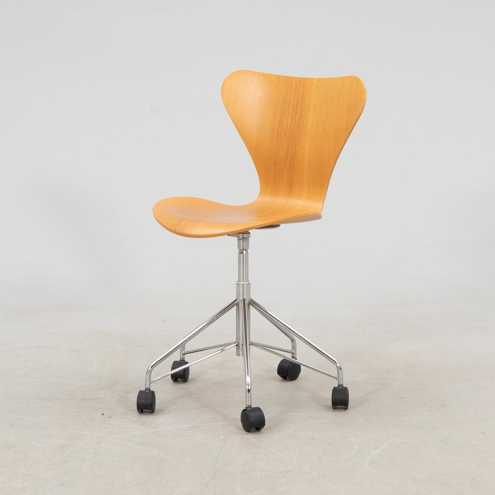 Arne Jacobsen, "Sjuan" desk chair for Fritz Hansen, latter part of the 20th century.