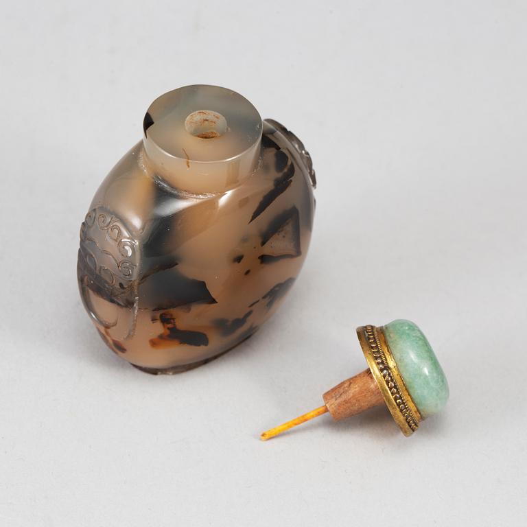 An Agathe snuff bottle, around year 1900.