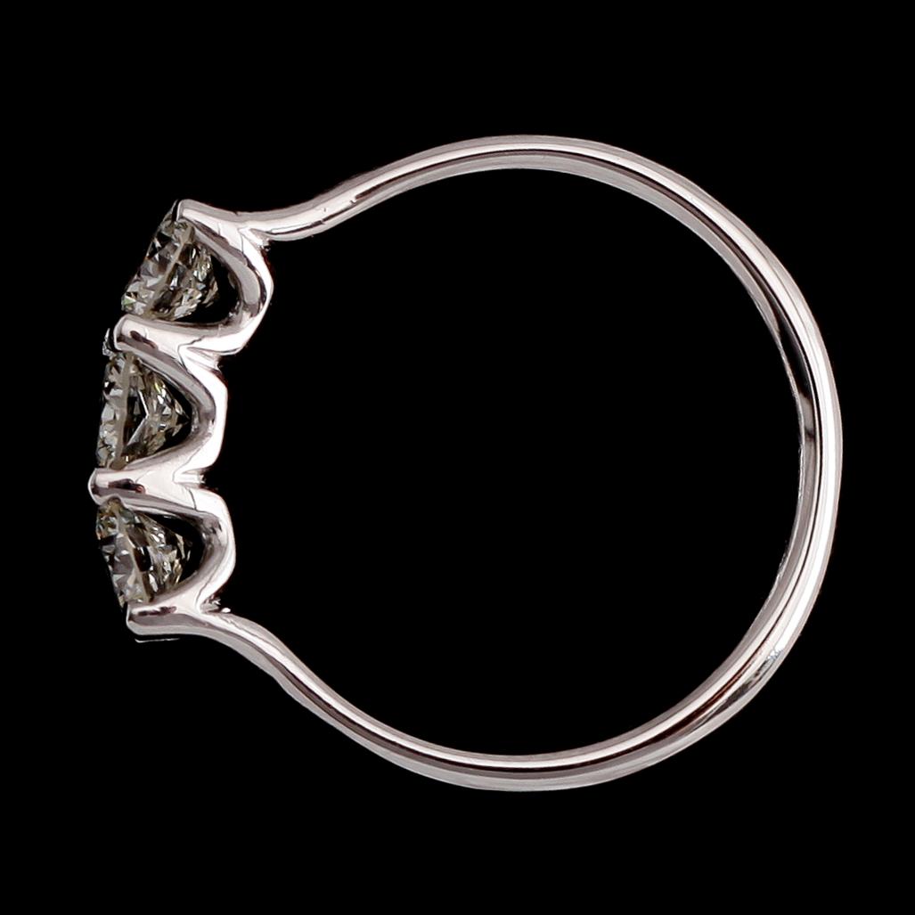 RING, 18 k vitguld, 3 briljantslipade diamanter tot 1.01 ct. Vikt ca 4,6 g.