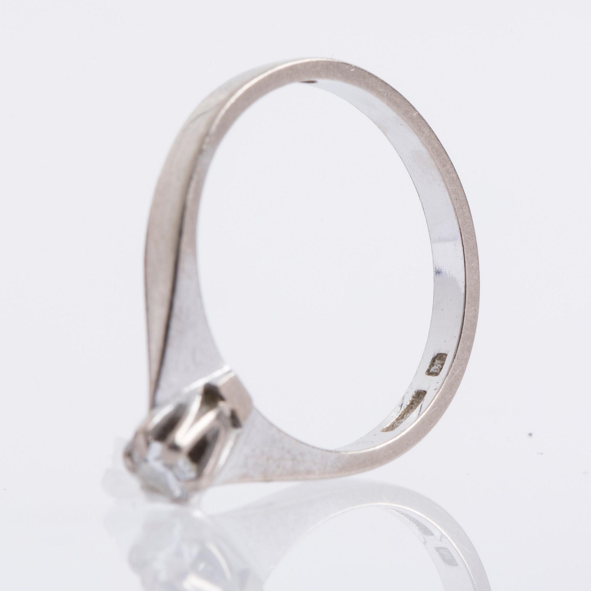 RING, 18K vitguld med briljantslipad diamant ca 0.10 ct. Gustaf Dahlgren, Malmö, 1973.