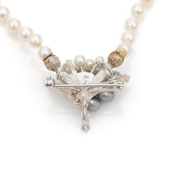 A cultured saltwater pearl and diamond necklace/brooch. Total carat weight of diamonds circa 0,20 ct.