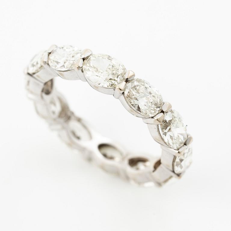 Ring, full eternity band in 18K white gold with oval-cut diamonds.