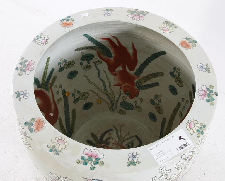 FISKDAMM PÅ KONSOL, porslin, Kina.