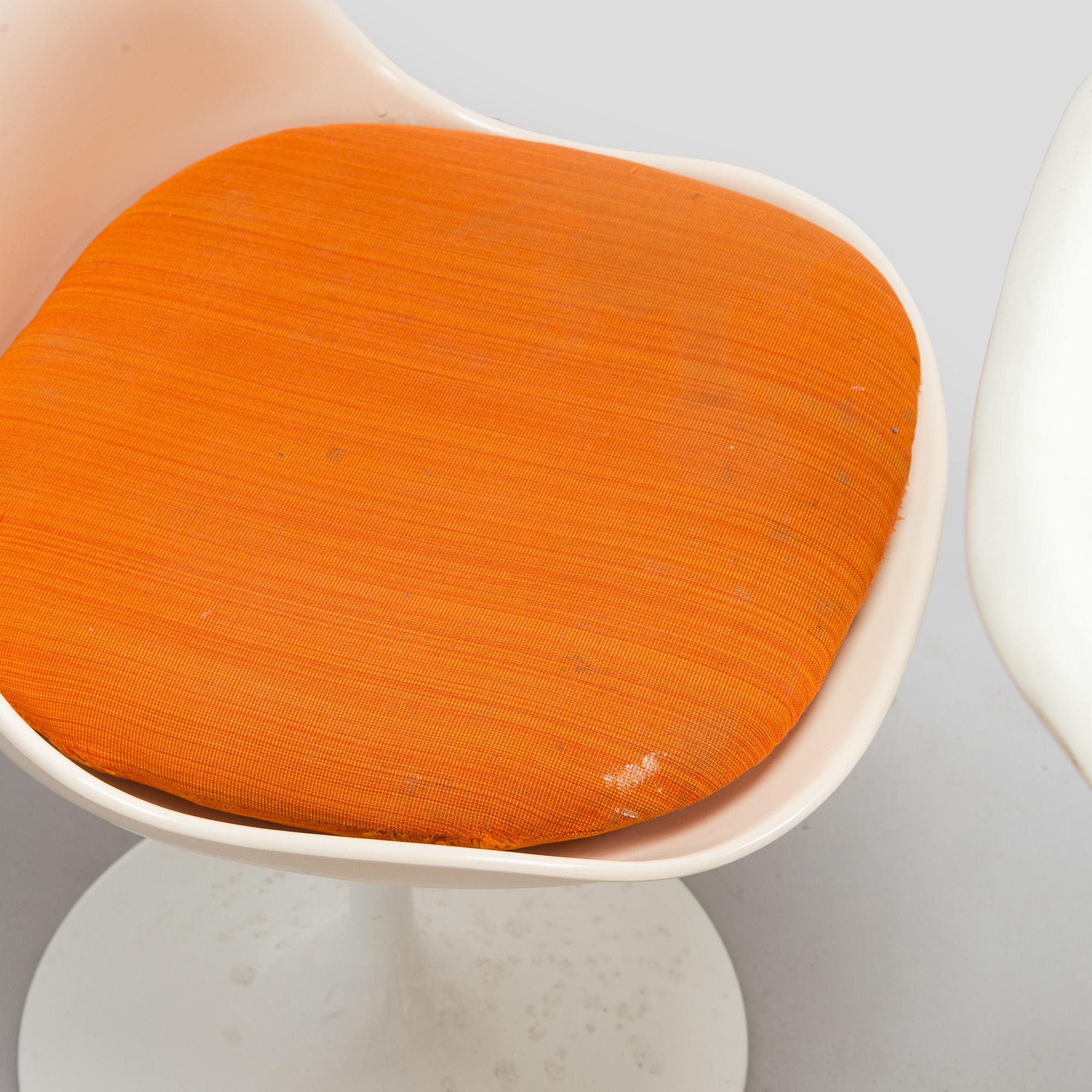 Eero Saarinen, A 'Tulip' furniture set, table with eight chairs, Knoll International, 1970s.