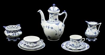 SERVISDELAR, 40 st, porslin, "Musselmalet", Royal Copenhagen, 1900-tal.
