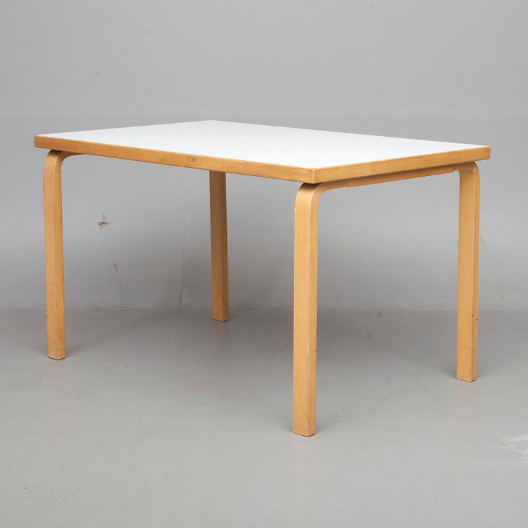 BORD, modell 80A, Alvar Aalto, Artek. 1900-talets senare hälft.