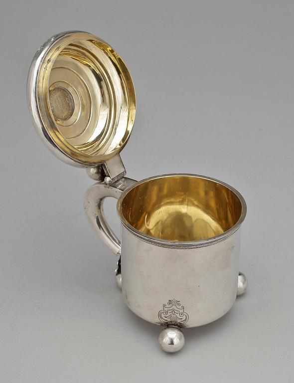 DRYCKESKANNA, silver, otydl stämplar, Stockholm, dat 1884. Tot vikt ca 318g.