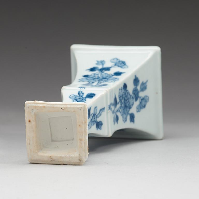 A blue and white vase, Qing dynasty, Qianlong (1736-95).