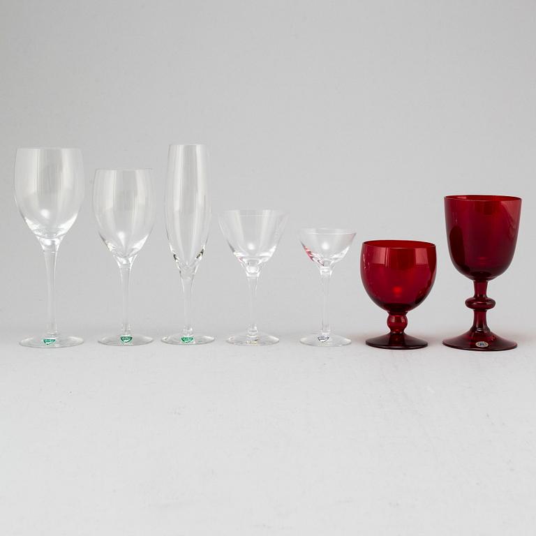 NILS LANDBERG samt MONICA BRATT, glasservisdelar, 43 delar. Orrefors samt Reijmyre.