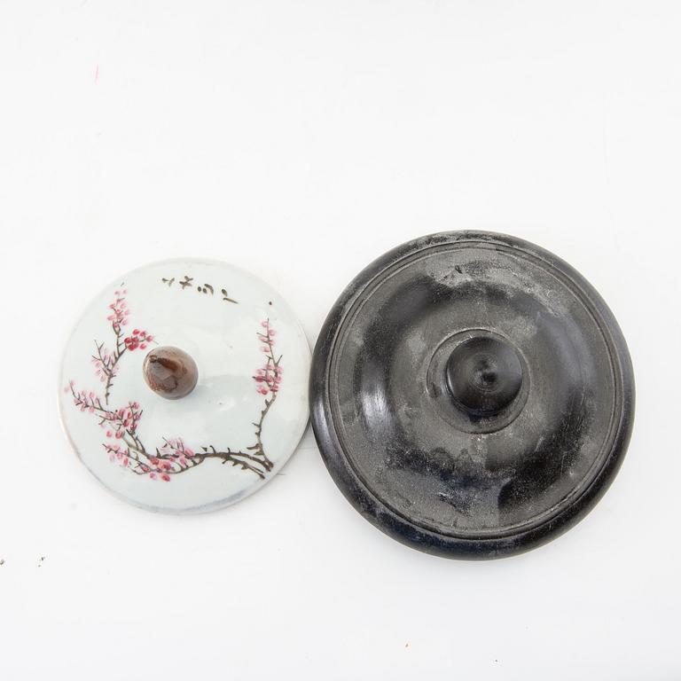 Lock urns 2 pcs China 19th/20th century porcelain.