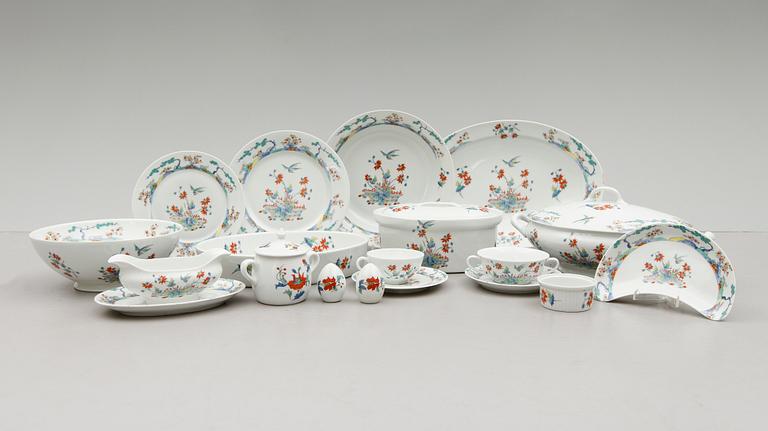 MATSERVIS, 86 delar, porslin, "Décor Chantilly", Limoges, porcelaine de Paris, 1900-talets mitt.