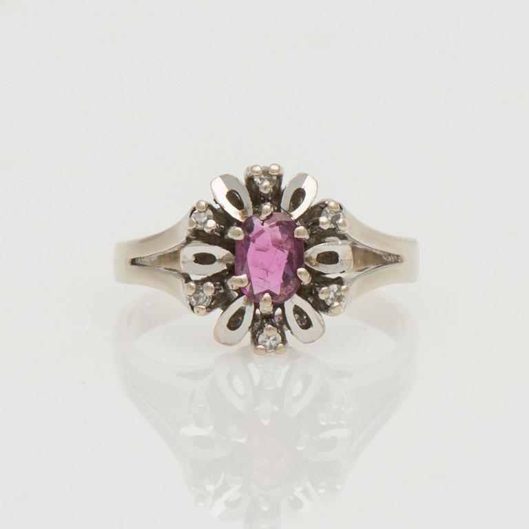 RING, fasettslipad rubin, diamanter, 14K vitguld.