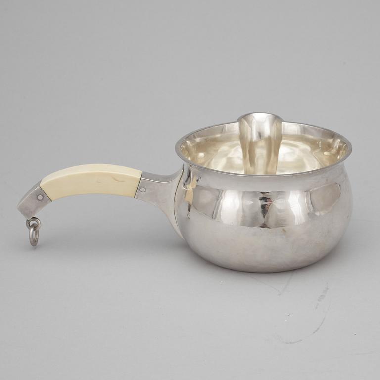 SÅSPANNA, silver resp ben, Bengt Liljedahl, Stockholm 1967. Vikt: 265 gram.