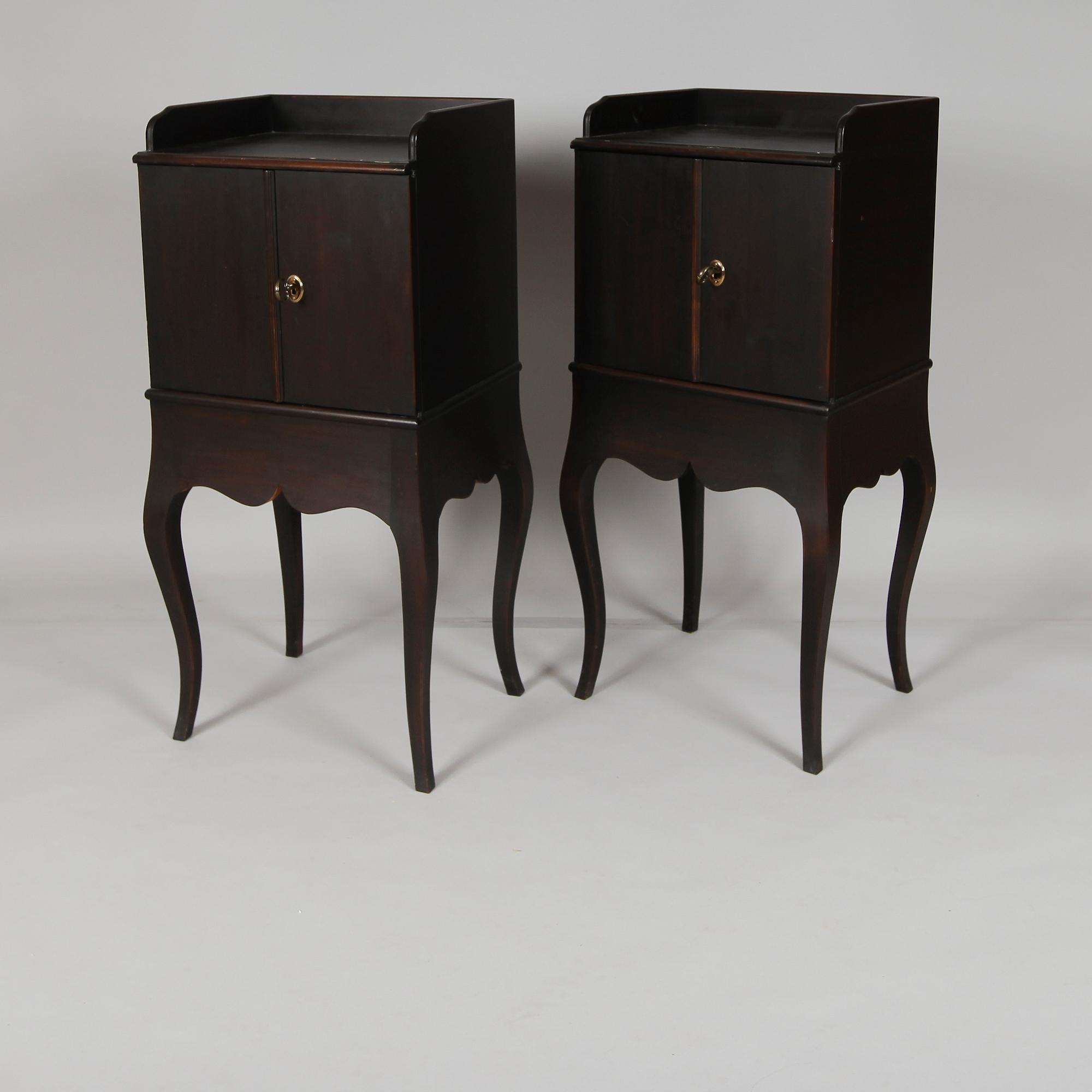 POTTSKÅP, 1 par, rokokostil, för Nationalmuseum, 1900-tal.