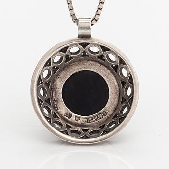 Kai Lindström, Halsband, sterlingsilver, spektrolit. Kalevala Koru, Helsingfors 1978.