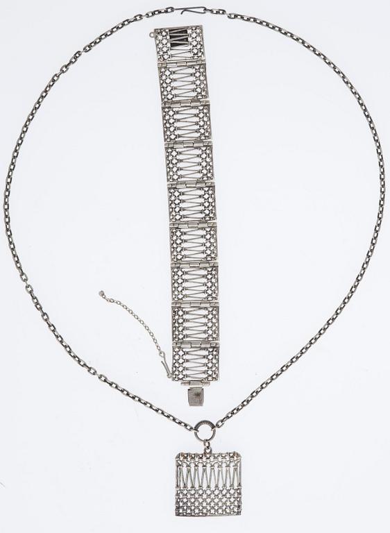 HÄNGSMYCKE samt ARMSMYCKE, silver, Pentti Sarpaneva, Turun Hopea, Åbo 1974.