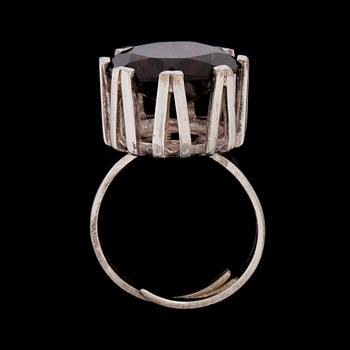 RING, silver med fasettslipad rökkvarts, Bengt Hallberg, Köping, 1975. Vikt 9 g.