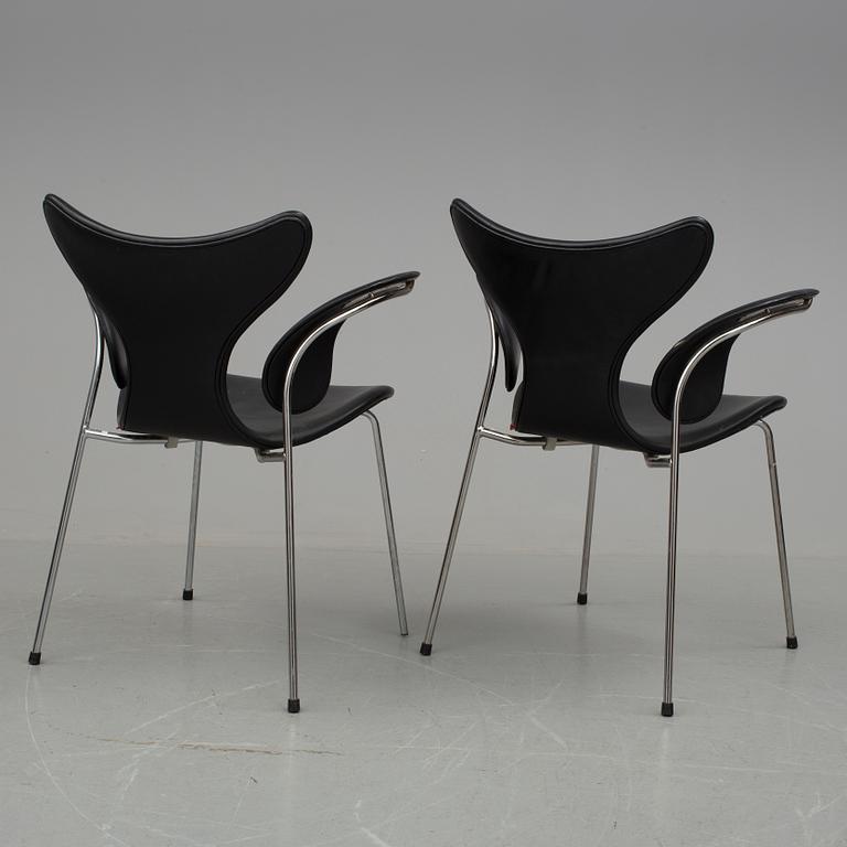 KARMSTOLAR, ett par, Liljan/Måsen, Arne Jacobsen, Fritz Hansen, 2007.