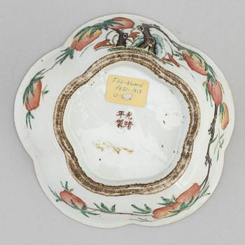 A Chinese porcelain 'peach bowl', late Qing dynasty, around the year 1900.