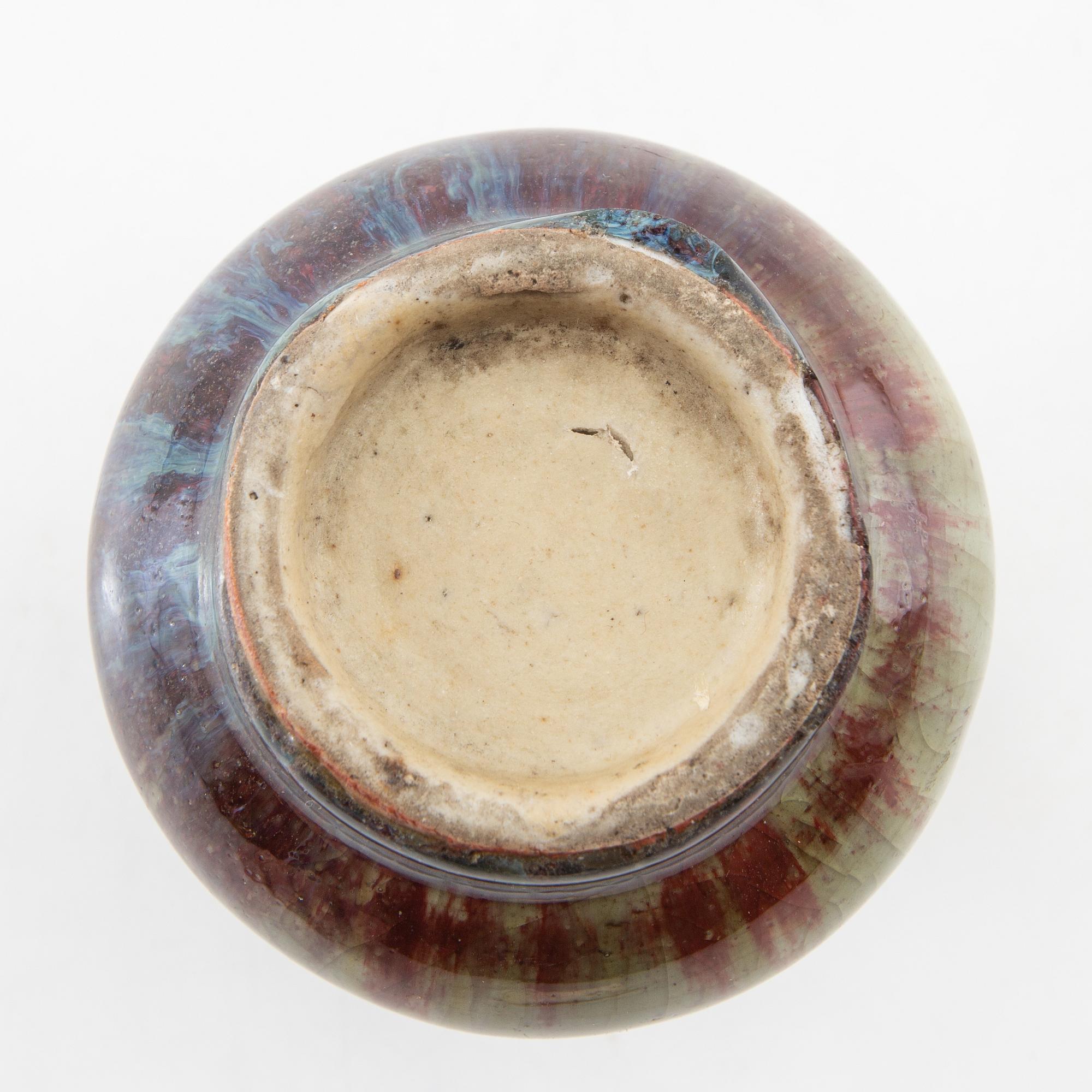 A Chinese vase, 20th century.