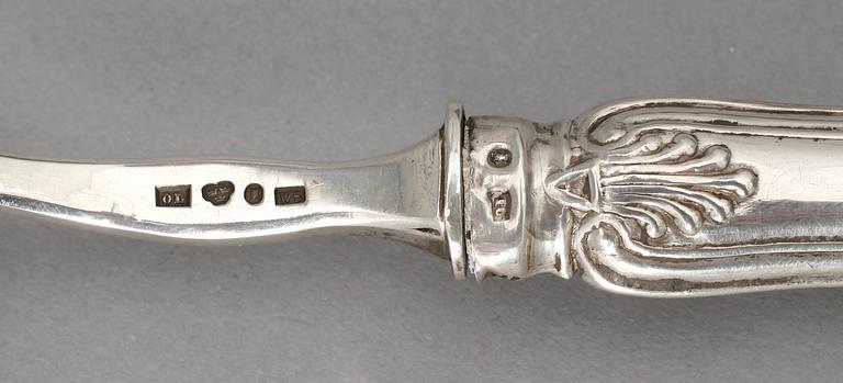 TÅRTSPADE SAMT 2 st PASTEJKNIVAR, tårtspade: O. Lindberg, Stockholm 1875. Tot vikt ca 249 gram.