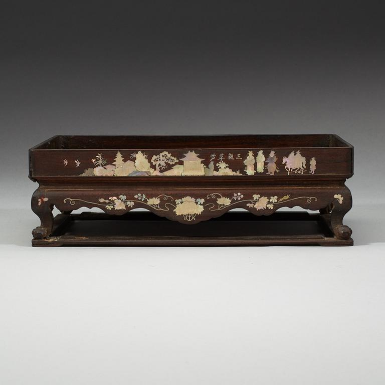 Opiumbricka, trä med inläggningar i pärlemor. Qingdynastin, 1800-tal.