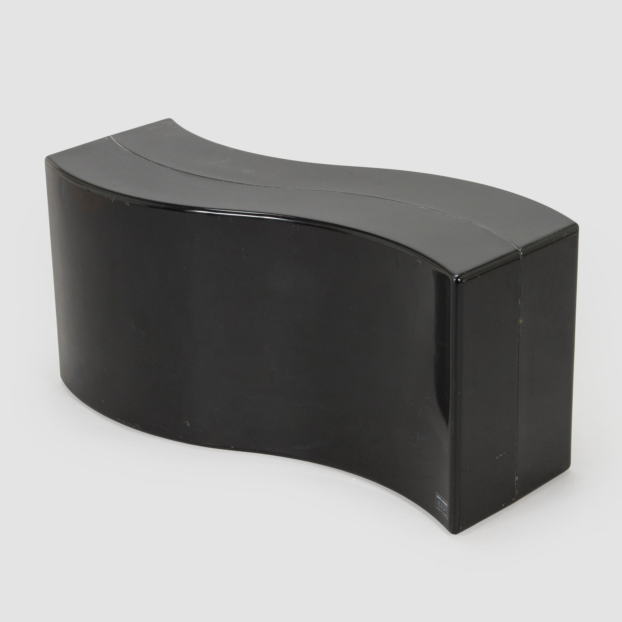 Eero Aarnio, Bord "Copacabana" för Adelta. Formgiven 1991.