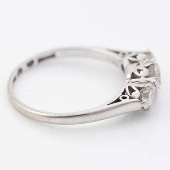 Ring in 18K white gold with three brilliant-cut diamonds.