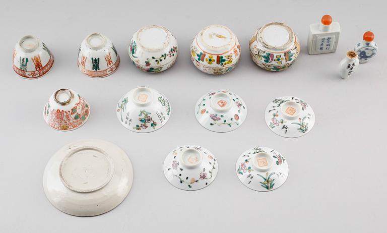 SAMLING PORSLINSFÖREMÅL, 15 delar, Kina, 1800-/1900-tal.