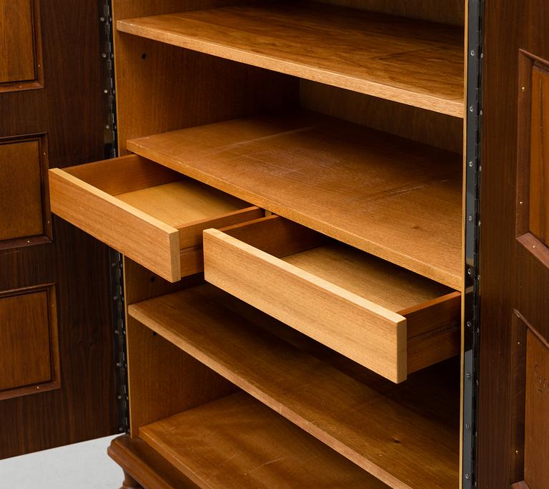 EUGEN HÖGLUND, skåp, Vetlanda, 1900-talets mitt.